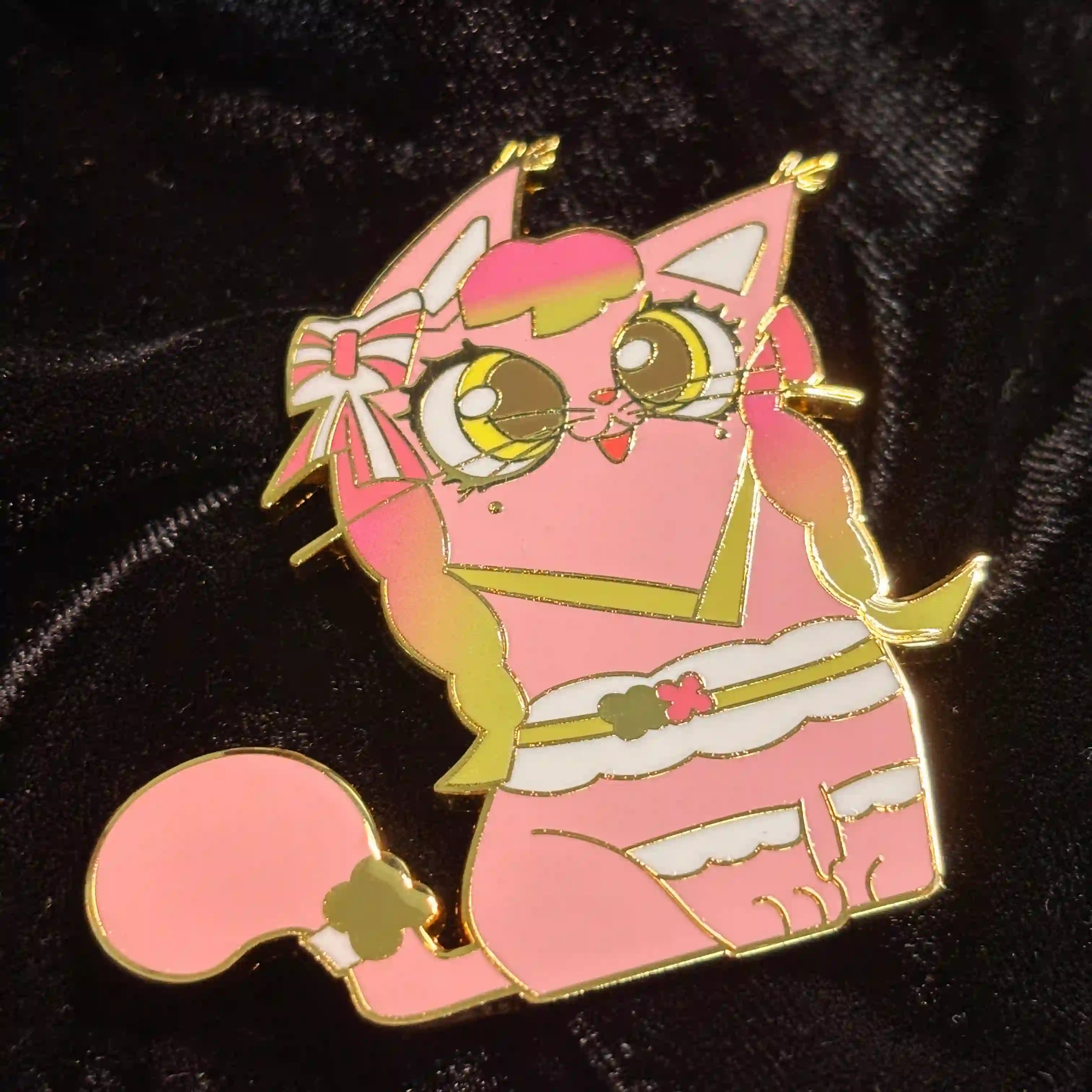 Nine Pillar Cats Enamel Pin Peach Manroji